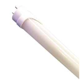 LED-rørlampe med hvit plastkappe og kontakter, på hvit bakgrunn.