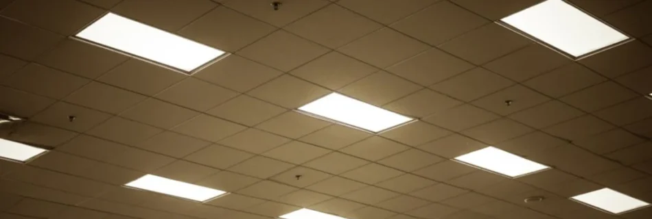 Takpanel med LED-lyskilder som lyser opp et kontor eller butikklokale med jevn, hvit belysning.